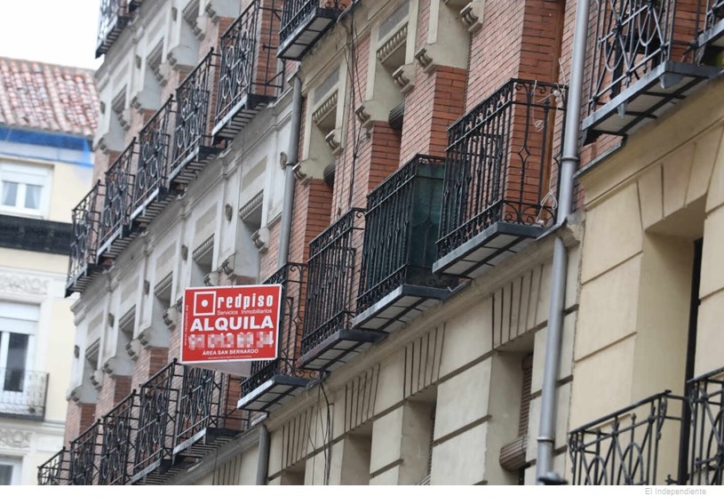 Edificio con letrero en la calle Descripción generada automáticamente