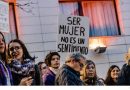 Un grupo de personas haciendo gestos con la cara pintada Descripción generada automáticamente con confianza baja