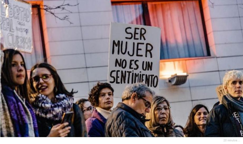Un grupo de personas haciendo gestos con la cara pintada Descripción generada automáticamente con confianza baja