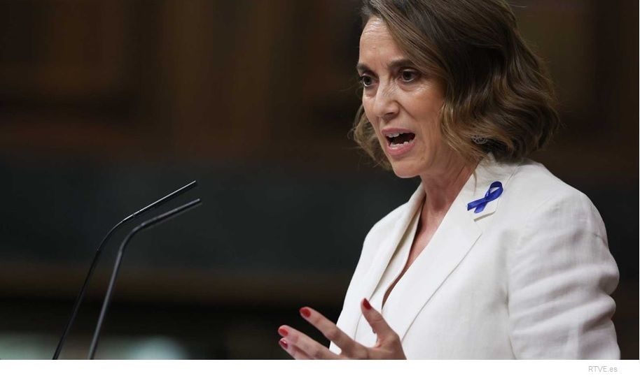 Una mujer con un micrófono en la mano Descripción generada automáticamente con confianza baja