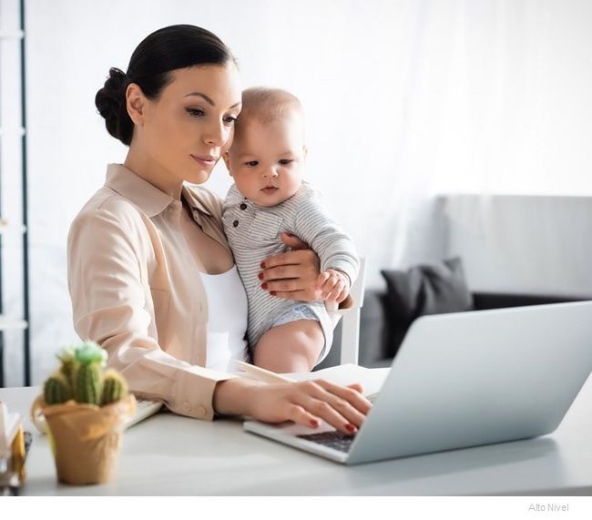 Una mujer y un niño sentados en una mesa

Descripción generada automáticamente con confianza baja