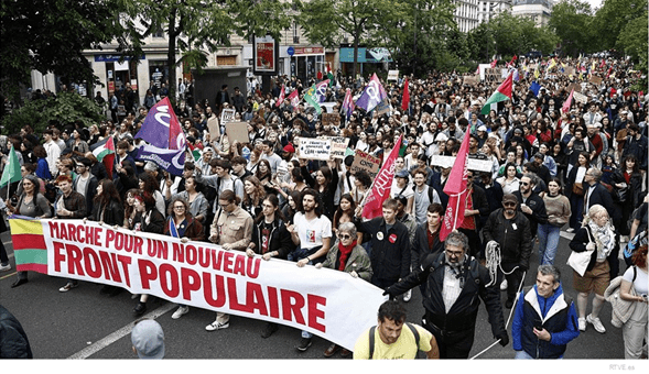 Una multitud de gente en la calle

Descripción generada automáticamente