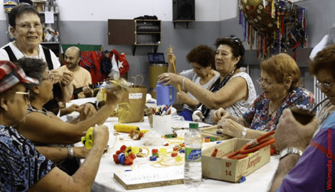 Un grupo de personas comiendo en una mesa

El contenido generado por IA puede ser incorrecto.